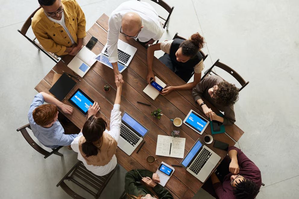 Equipo de trabajo en reunión estratégica